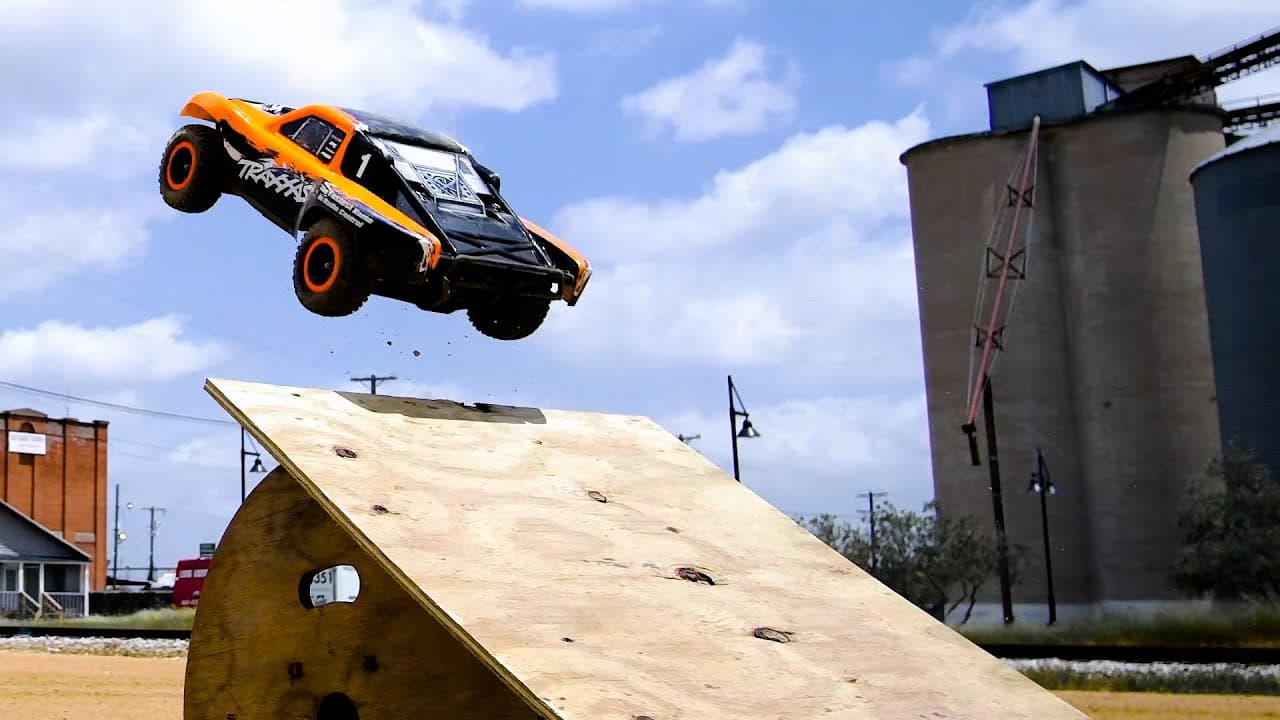 Traxxas Slash 4X4 VXL — 1/10 scale 4WD RC short course (60 mph) — video